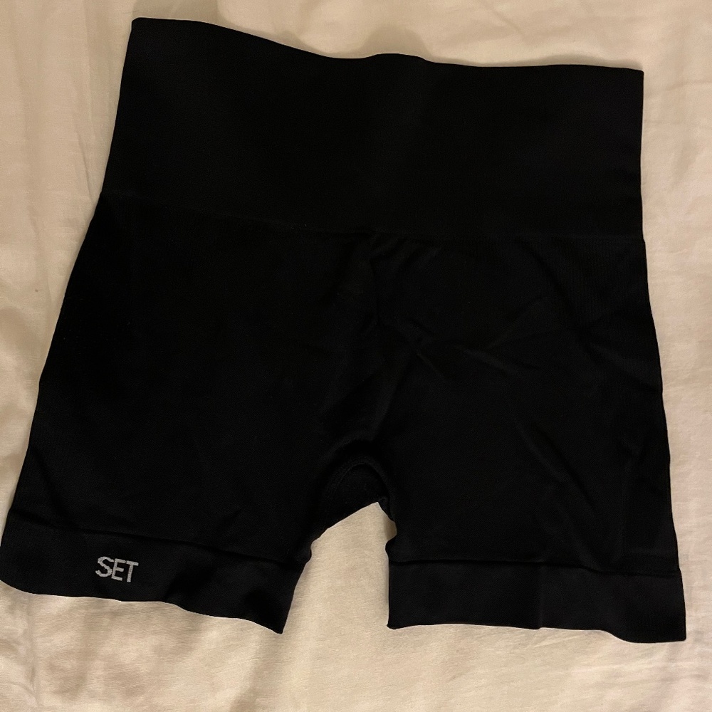 Set Active black biker shorts